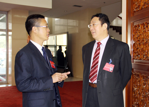 徐凤君厅长与代表赵来同志就共同关心的胡春华报告中有关科技创新内容进行亲切交谈